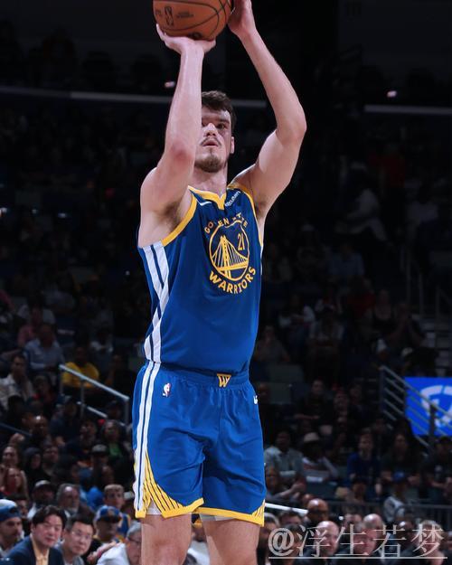 波斯特半场15分钟砍下11分2篮板2助攻，投篮命中率40%。